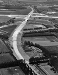 847624 Luchtfoto van de aanleg van de aansluiting van de Burgemeester Norbruislaan (T51, voorgrond) met de ...